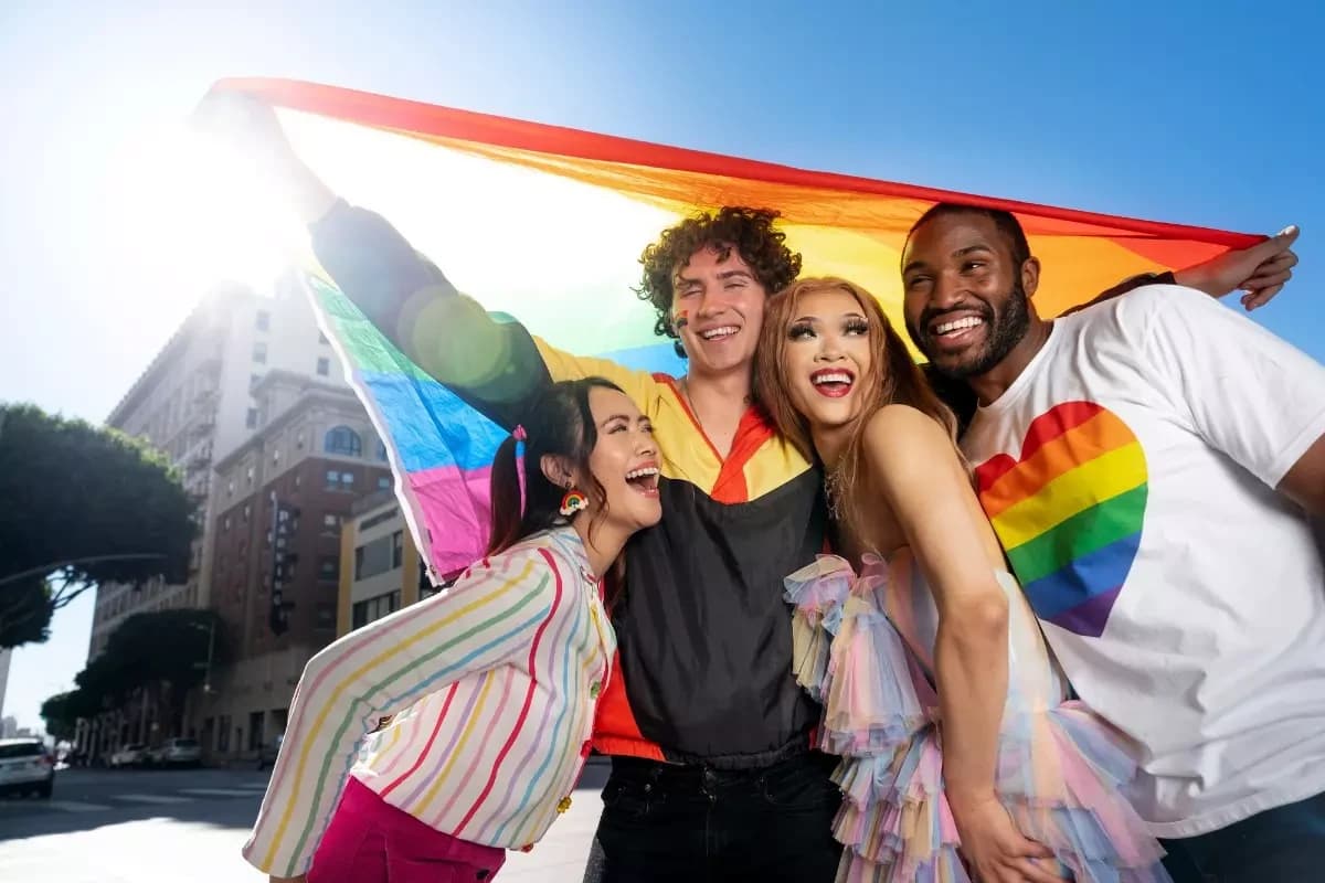 Grupo de pessoas diversas sorrindo e se abraçando