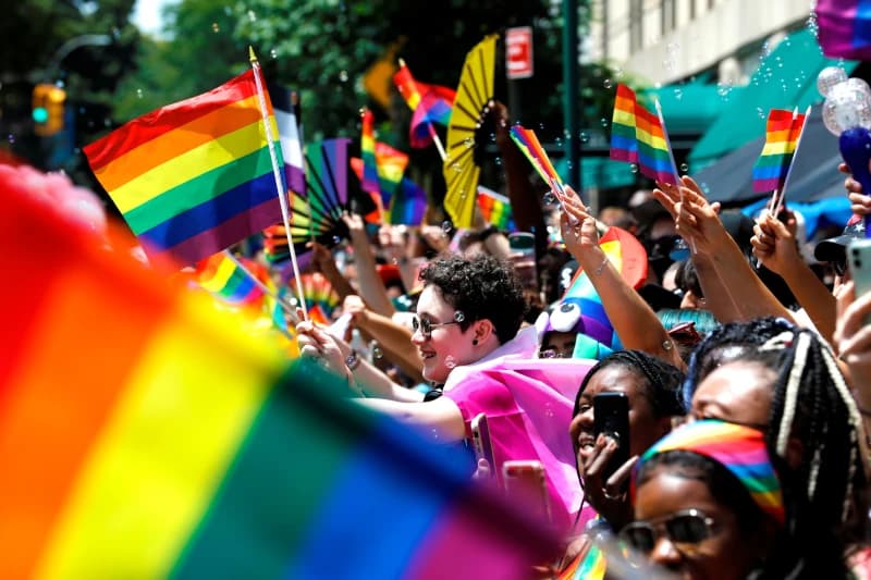 Pessoas comemorando na parada LGBTQIAPN+